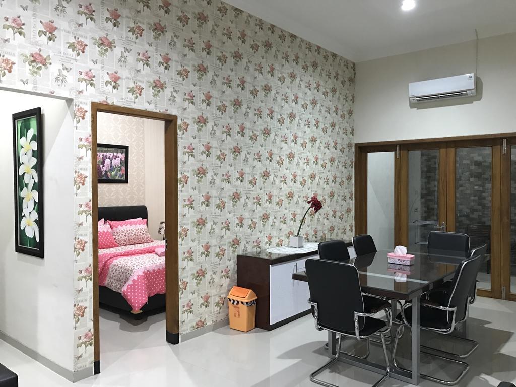 Nariska Suite Homestay Purwokerto Kültér fotó